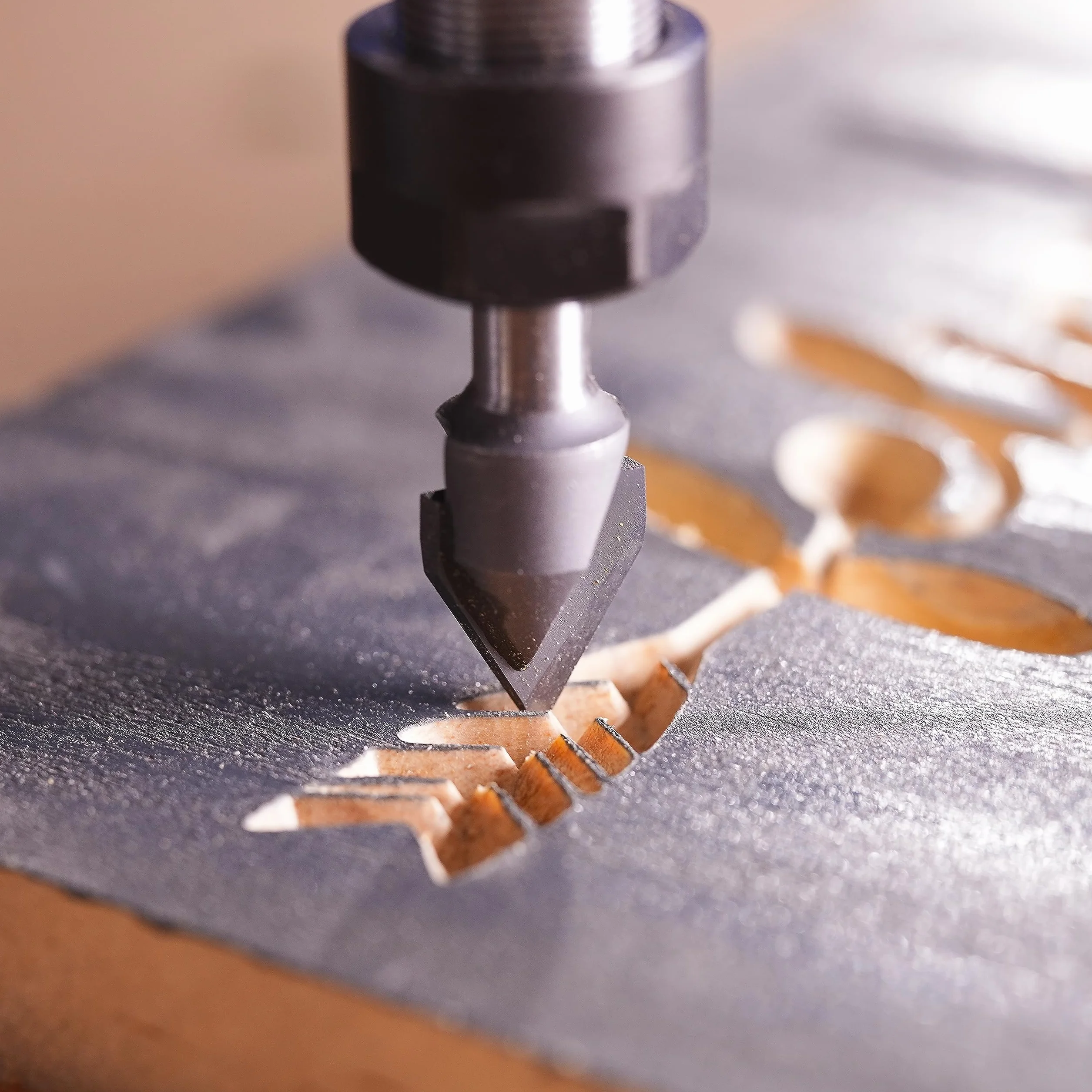 SpeTool Fresa de Chaflán Fresa para Madera 8mm Fresa de Ranura en V Fresa Grabado 90 Grados 2 Filos Carburo Sólido de Tungsteno con TiAlN Revestimiento Fresas de V para CNC para Grabar Chaflanes