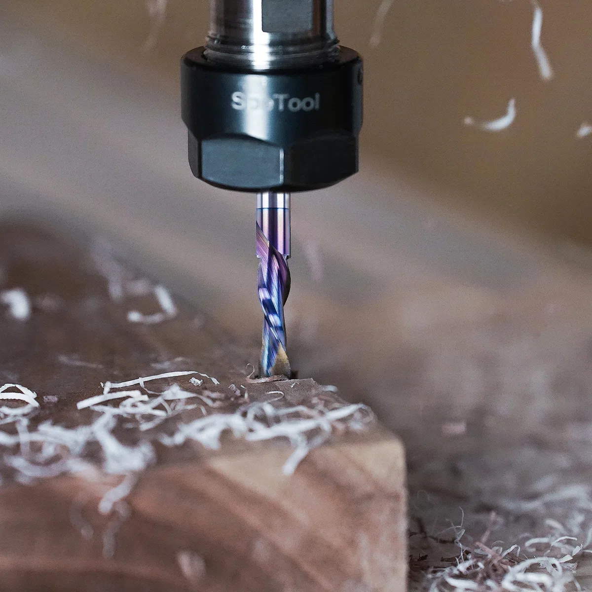 SpeTool Fresas para Madera 8 mm Fresa de Ranurar Downcut Fresa Espiral HRC55 Longitud de Corte 32mm CNC Fresa Helicoidal Carburo Herramienta Fresas de Corte con Revestimiento TAC para Cortar Madera